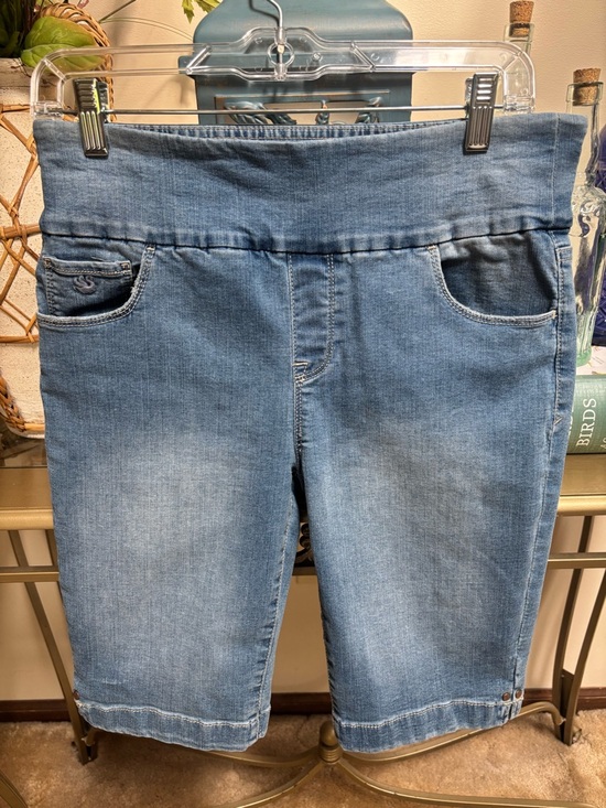 Gloria Vanderbilt Pants - Gloria Vanderbilt “Amanda” Pull-on” Slimming Light Blue Wash Bermuda Shorts Sz 4